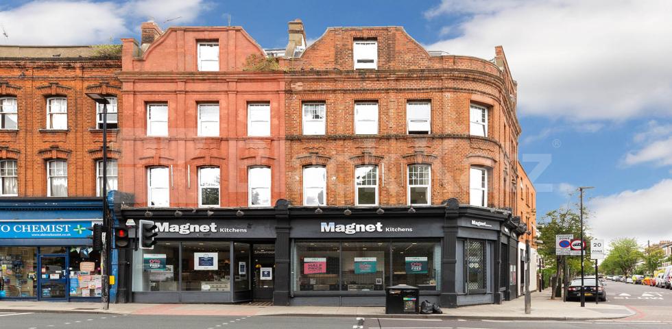 			LARGE 2/3 BED MINS TO TUBE AND SHOPS! , 2 Bedroom, 1 bath, 1 reception Flat			 Criterion Mews, ARCHWAY